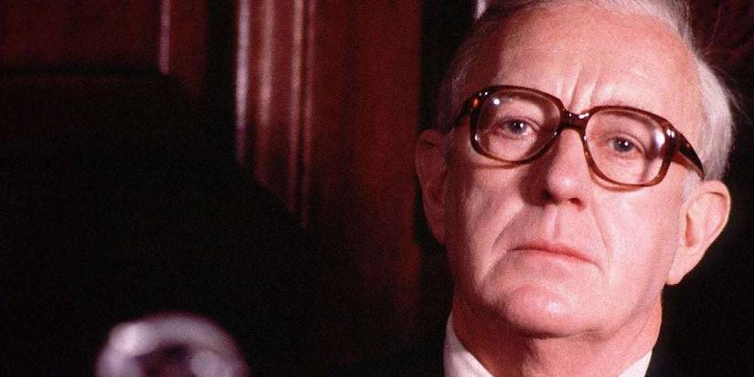 أليك غينيس في دور جورج سمايلي في فيلم Tinker Tailor Soldier Spy