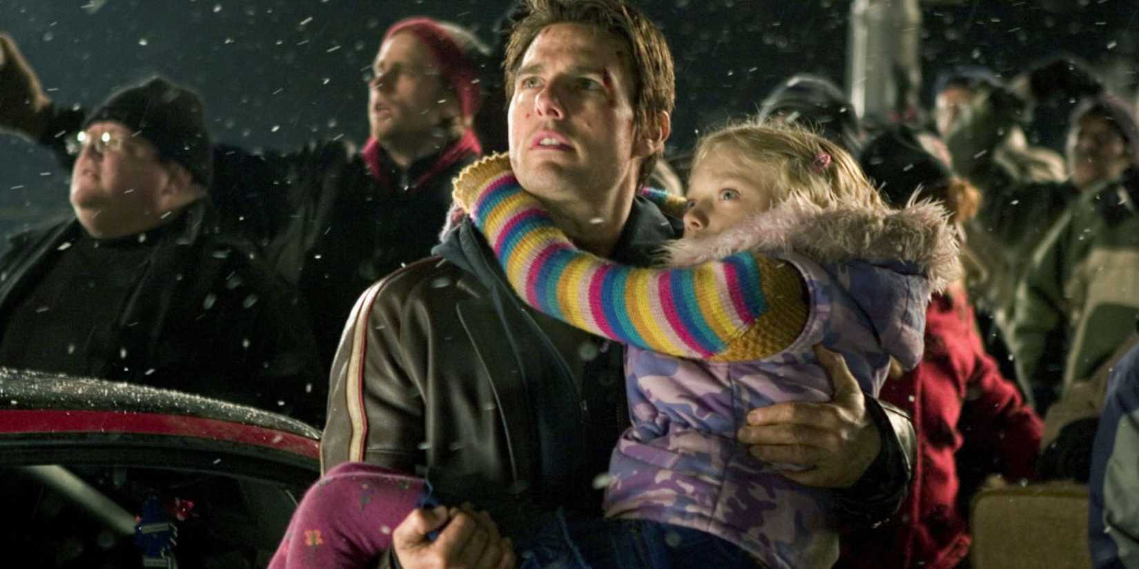 Ray (Tom Cruise) carrying Rachel (Dakota Fanning) while looking up in War of the Worlds (2005)