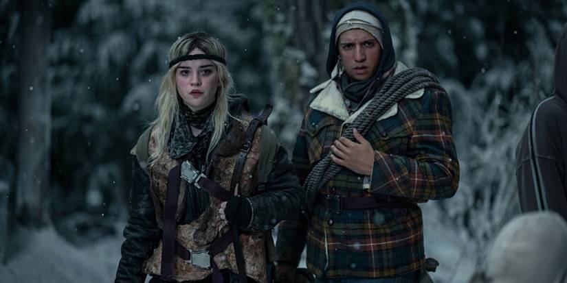 Sofija Tečere kā jaunā Natālija un Kevins Alvess kā Treviss sniegā filmā Yellowjackets 2. sezonas 2. sērija.