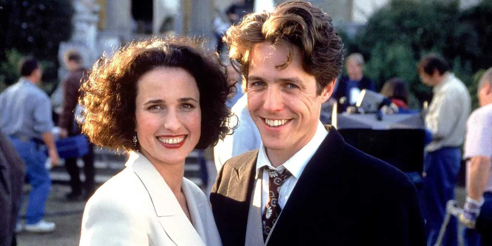 Andie MacDowell ve Hugh Grant, dört düğün ve bir cenaze töreninde kamera için sarılın ve gülümserler.