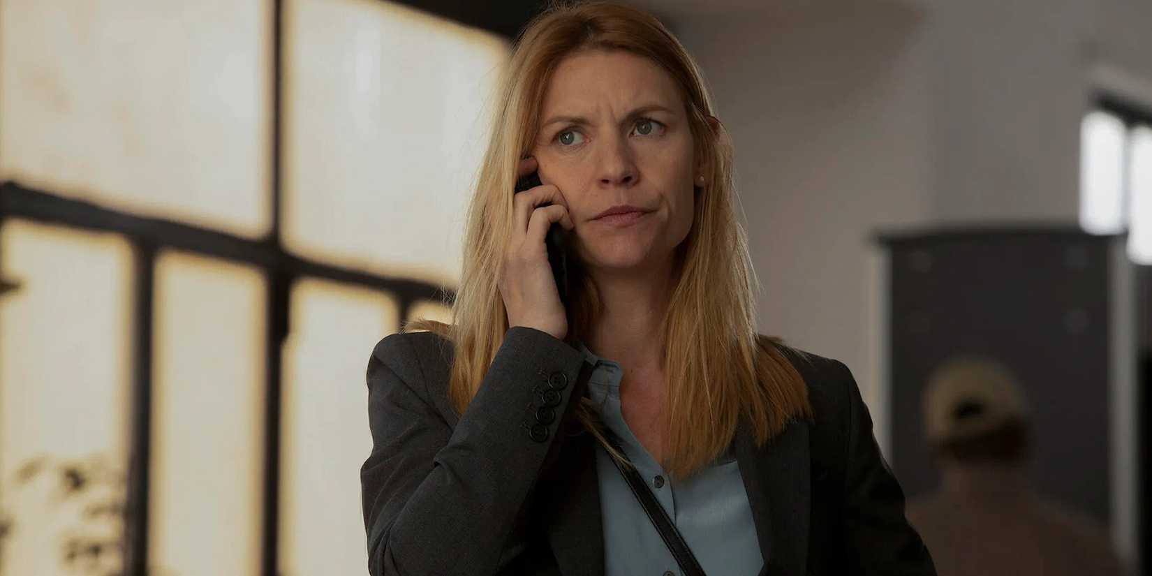 Claire Danes as Carrie Matthison talking on her cellphone in Homeland.
