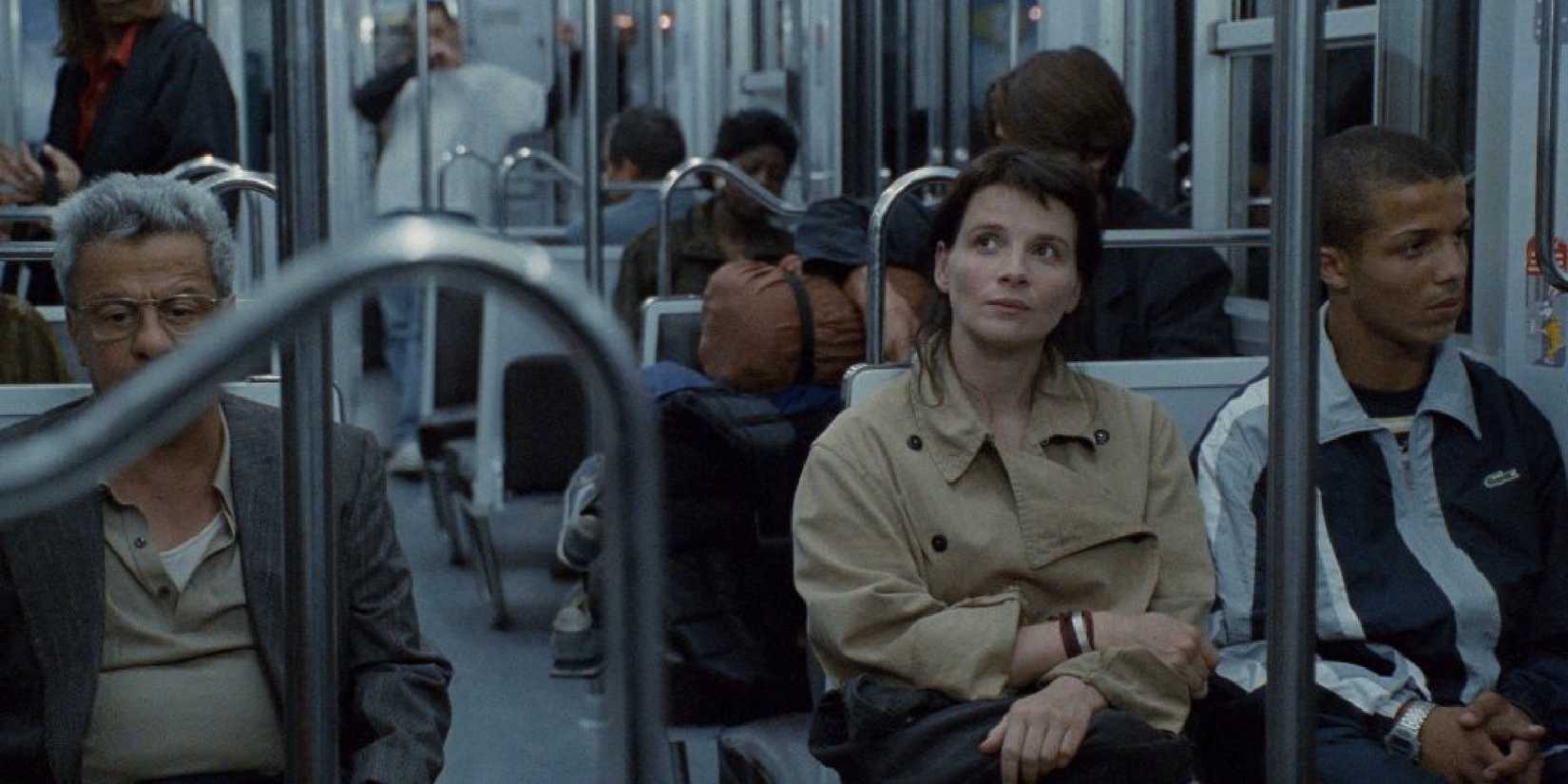 Juliette Binoche duduk di bus bersama orang asing di Code Unknown.