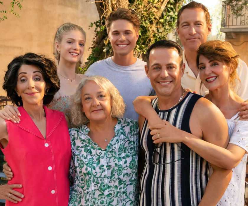 Nia Vardalos, John Corbett, Elena Kampouris, Andrea Martin and the cast of My Big Fat Greek Wedding 3