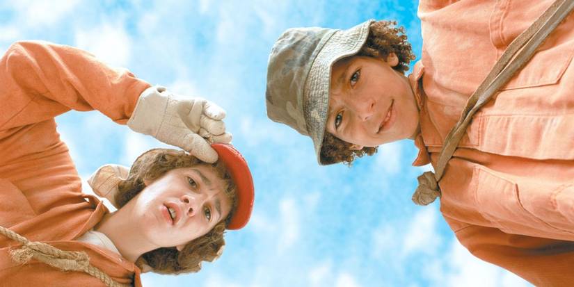 Shia LaBeouf sebagai Stanley dan Khleo Thomas sebagai Hector menunduk bingung di Disney's Holes.