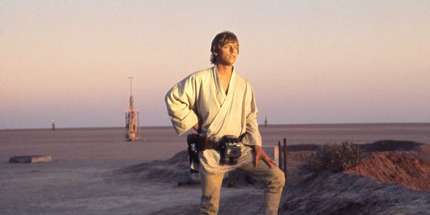 Luke Skywalker (Mark Hamill) looking to the distance in the desert planet of Tatooine in Star Wars A New Hope