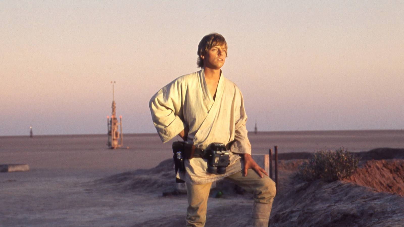 Luke Skywalker (Mark Hamill) looking to the distance in the desert planet of Tatooine in Star Wars A New Hope