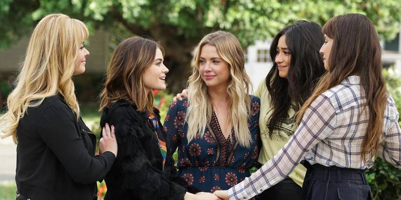 The cast of Pretty Little Liars hugging in the series finale.