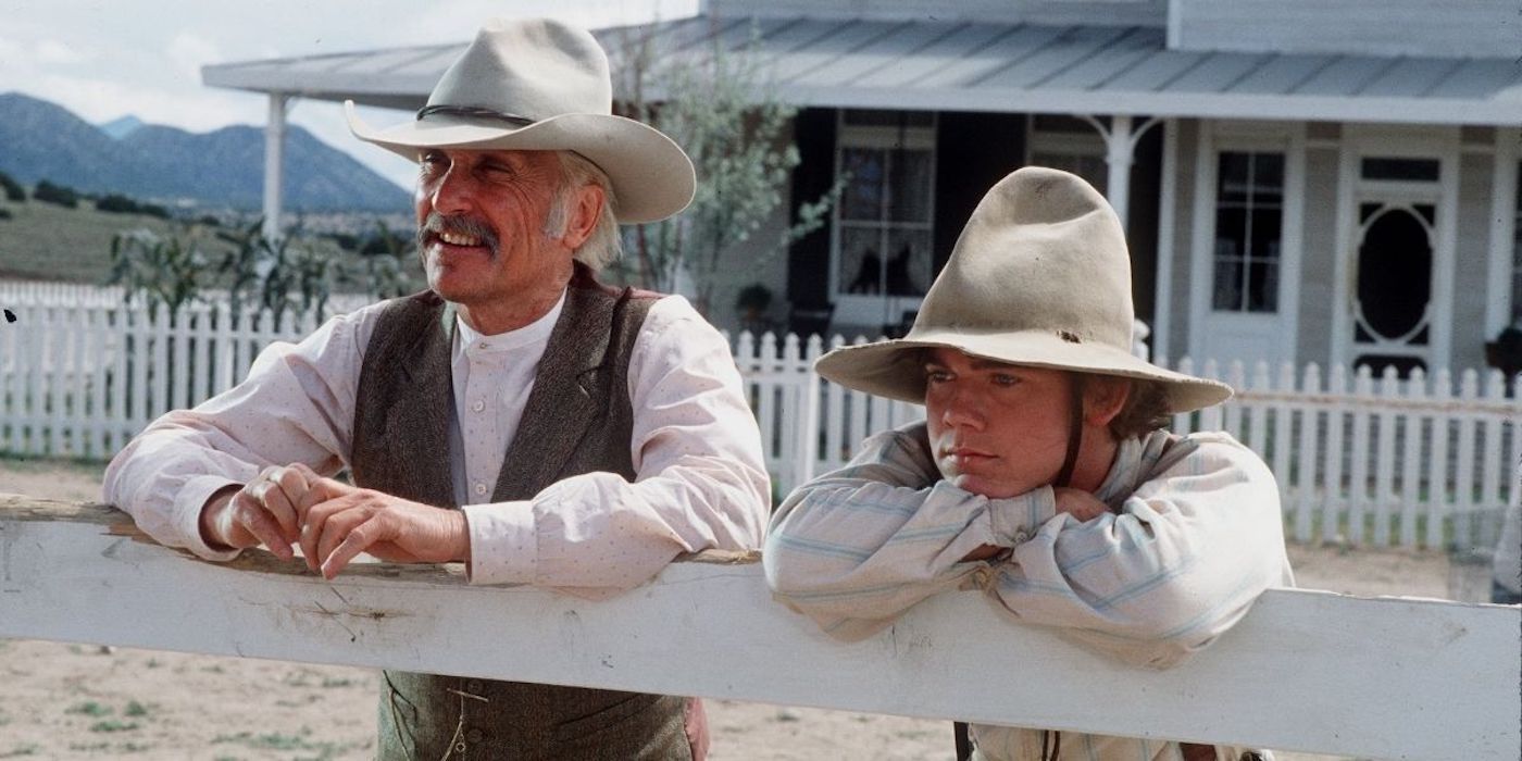 Robert Duvall dan Ricky Schroder bersandar di pagar di Lonesome Dove tahun 1989.