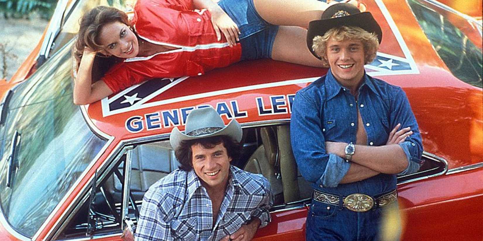 The cast of The Dukes of Hazzard pose for a photo.