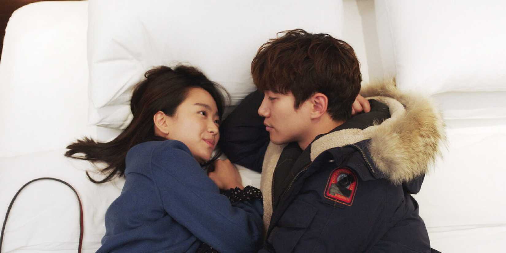 Won Jin-A and Lee Jun-ho in Just Between Lovers laying in bed