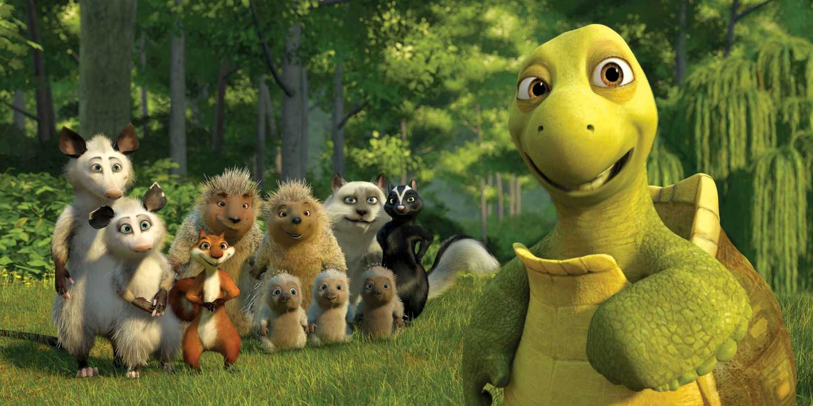 Verne faces the camera while a line of animals stand behind him in Over the Hedge