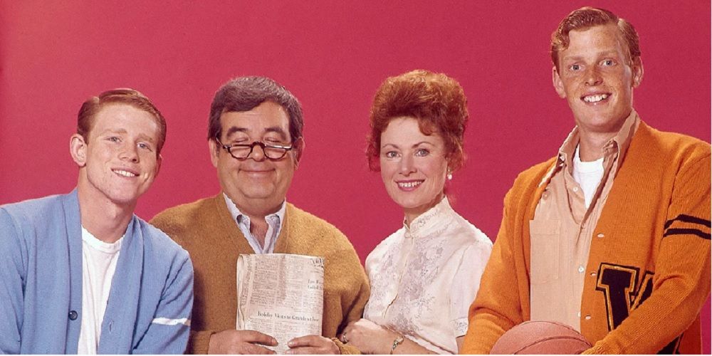Richie (Ron Howard), Howard (Tom Bosley), Marion (Marion Ross) and Chuck (Gavan O'Herlihy) Cunningham together in 'Happy Days'
