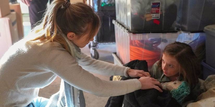 Emily Wickersham talking to a young girl in NCIS