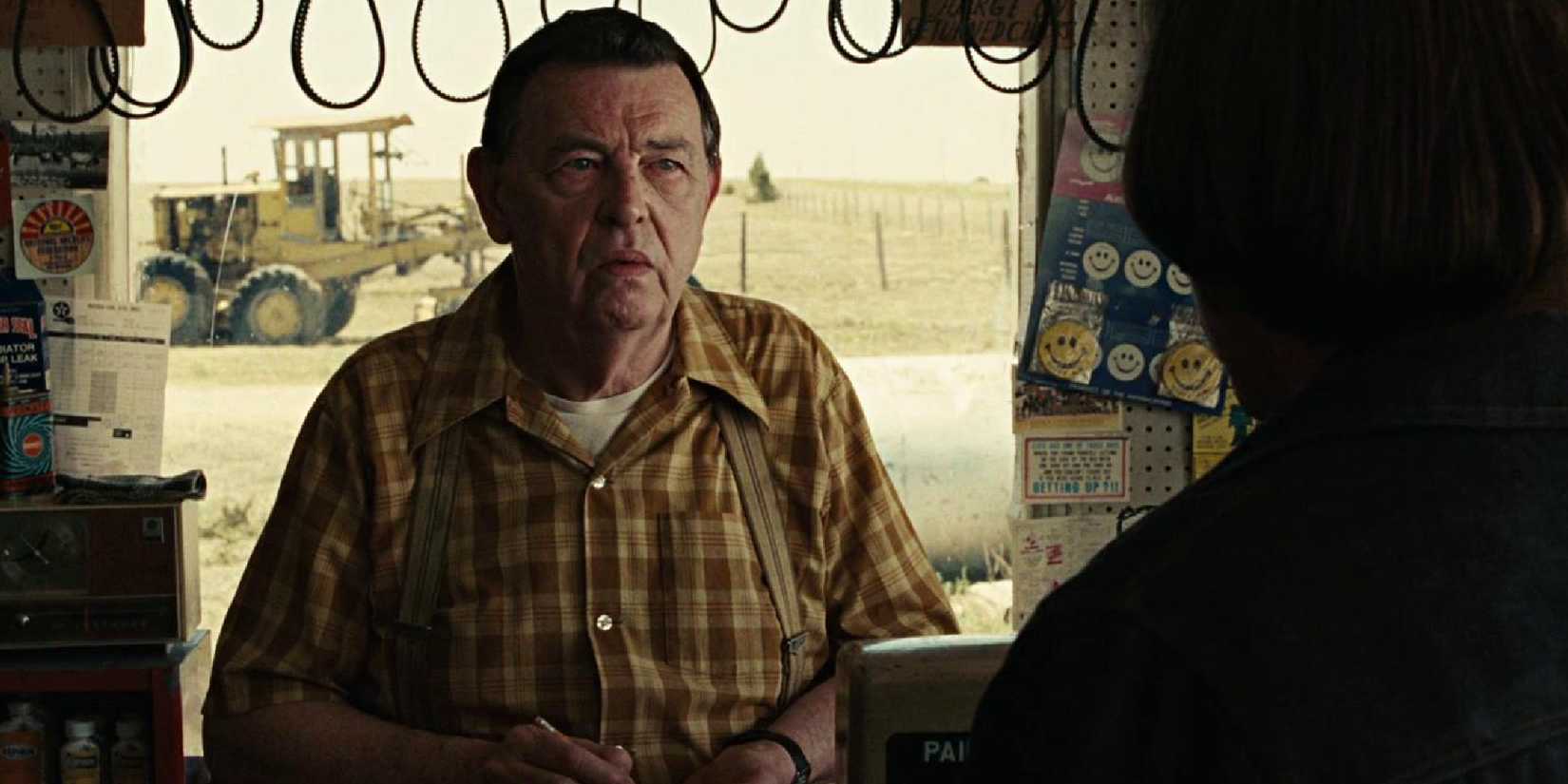 Gene Jones di pompa bensin di 'No Country for Old Men'