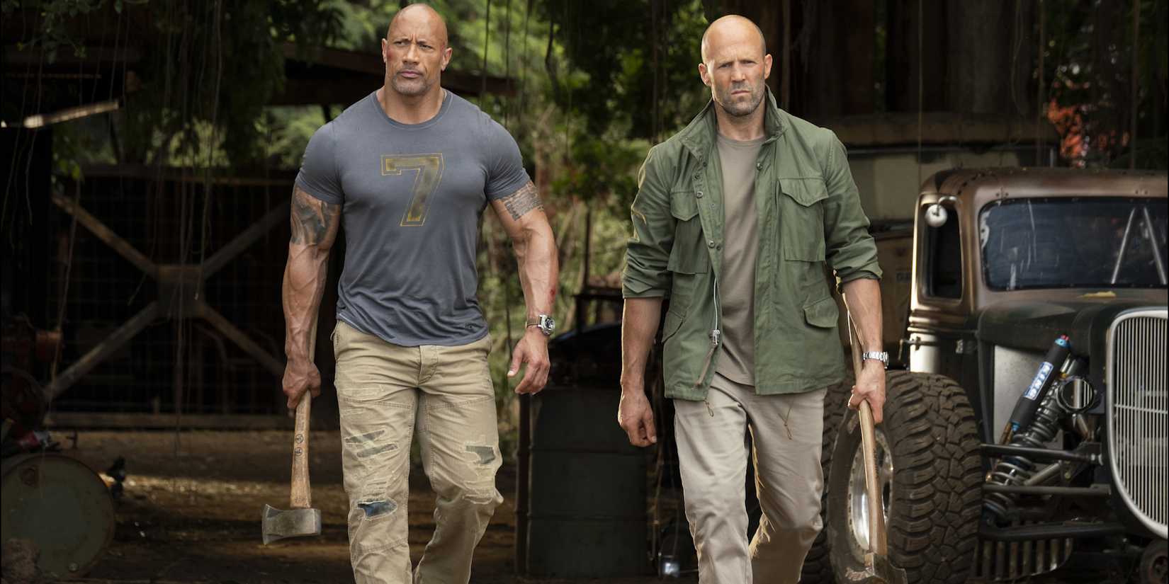  Dwayne Johnson dan Jason Statham berjalan bersama di Hobbs dan Shaw.