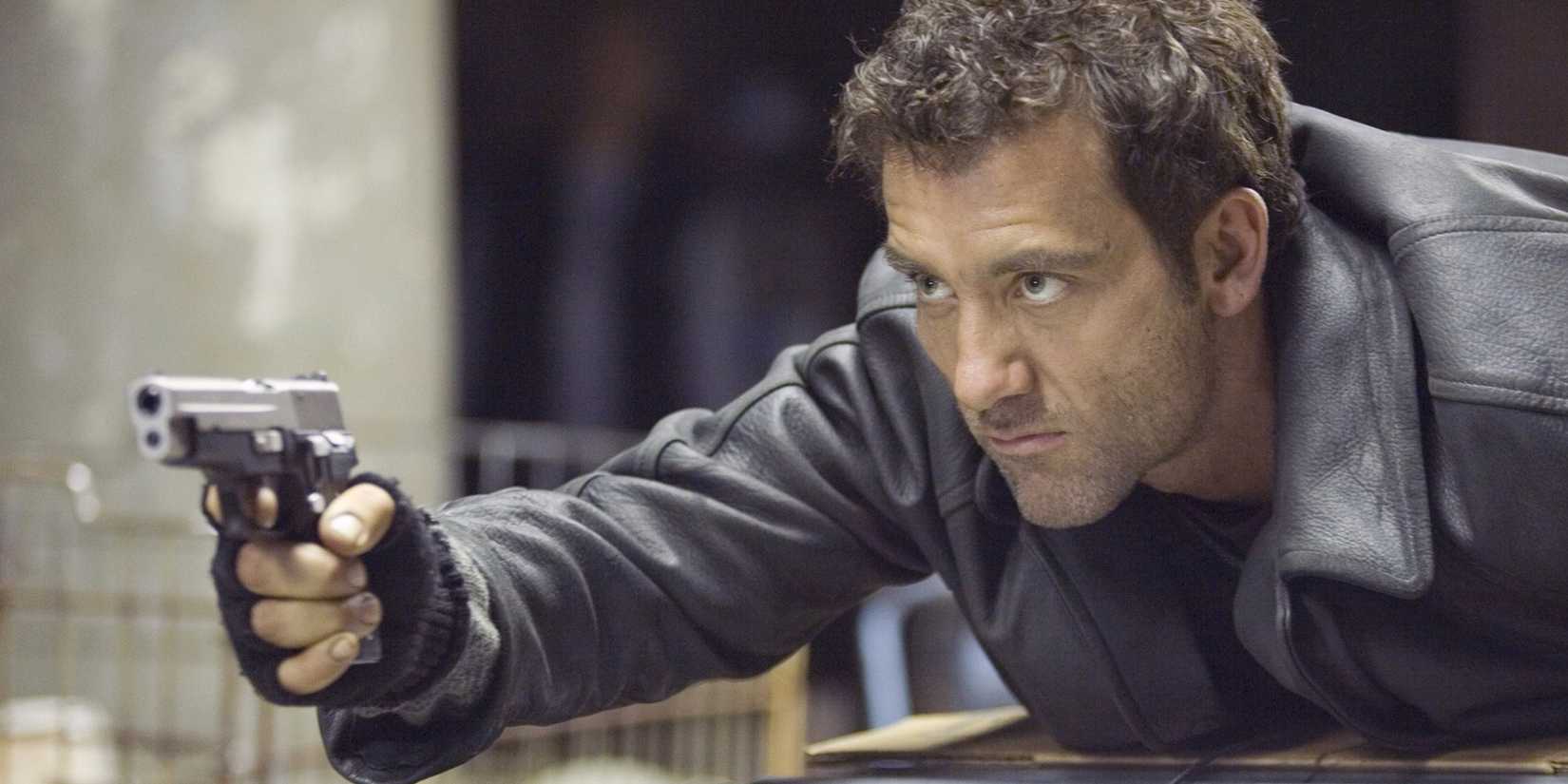 Clive Owen aiming a gun in Shoot 'Em Up