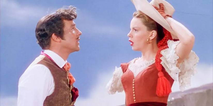 Serafin and Manuela looking at each other in The Pirate