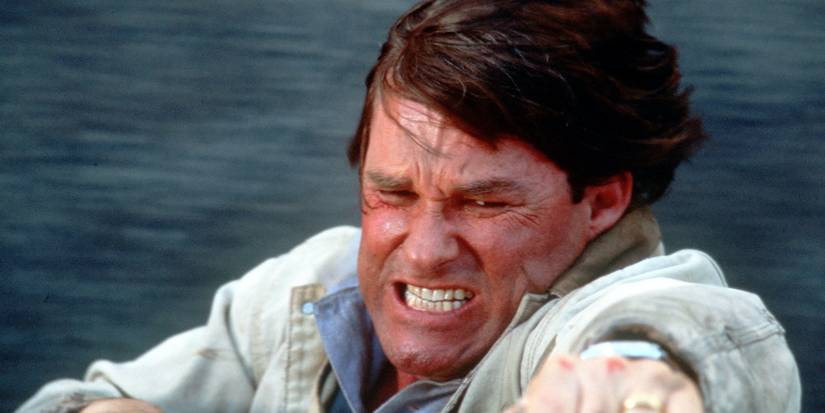 Kurt Russel as Jeff Taylor struggling to hang on to a moving vehicle in Breakdown 