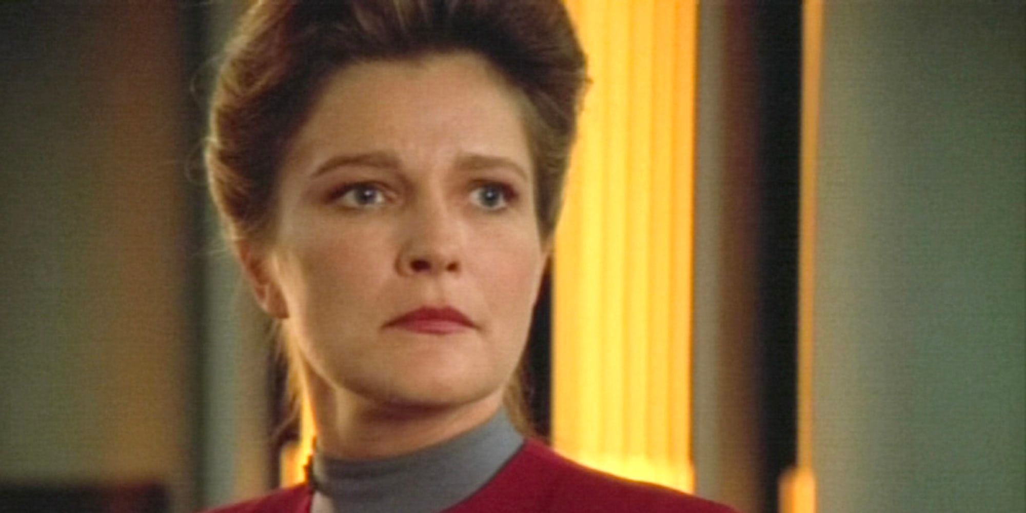 La capitana Katherine Janeway (Kate Mulgrew) luce seria en Star Trek: Voyager