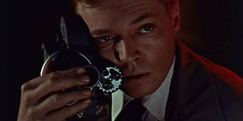 Carl Boehm as Mark Lewis holding a device in 'Peeping Tom'