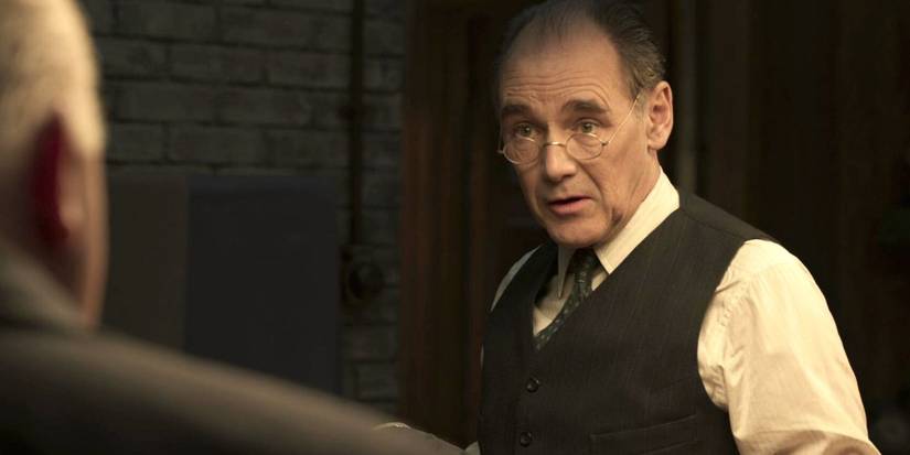 Mark Rylance talking to someone in The Outfit (2022)