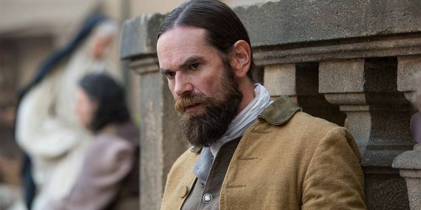 Murtagh Fitzgibbons Fraser, played by Duncan Lacroix, wearing a yellow jacket in 'Outlander.'