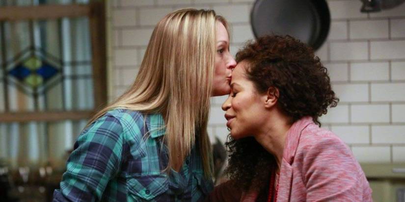 Teri Polo sebagai Stef mencium Sherri Saum's Lena di dahi di 'The Fosters.' 