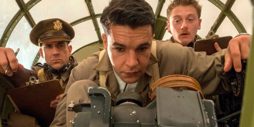 John Yossarian dan dua solkdier lainnya di dalam pesawat melihat sesuatu di Catch-22.