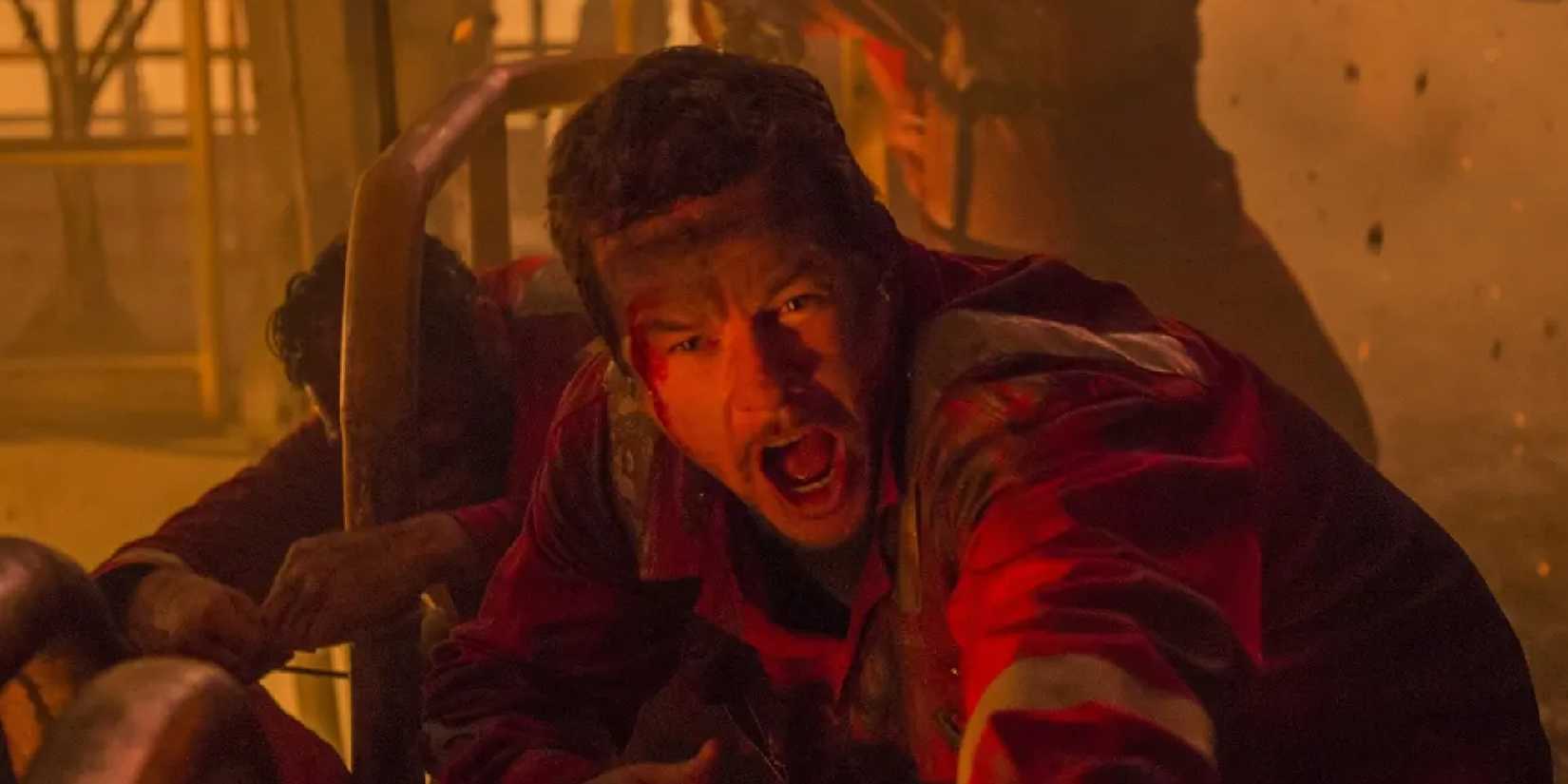 Mike Williams screaming and offering his hand to someone off-camera in Deepwater Horizon