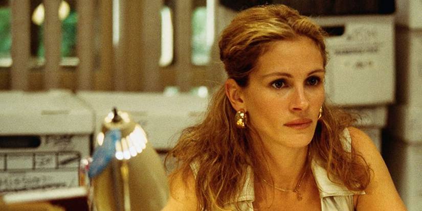Close up of Erin Brockovich (Julia Roberts) sitting at a desk in an office in Erin Brockovich.