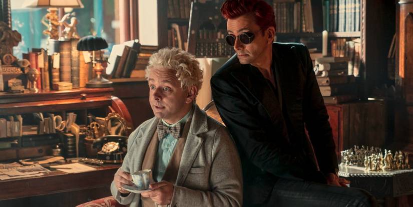 Maikls Šīns kā Aziraphale un Deivids Tenants kā Kroulijs grāmatnīcā Good Omens 2. sezonā