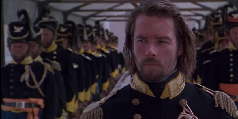 Guy Pearce plays Captain John Boyd in front of a pact of soldiers in Ravenous