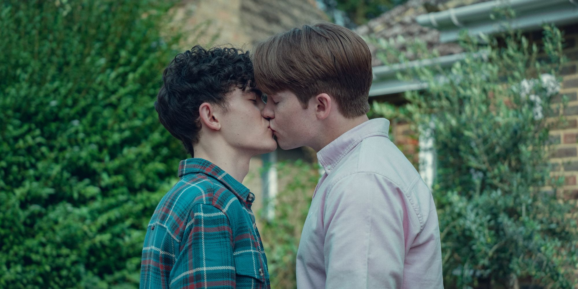 Joe Locke as Charlie kissing Kit Connor as Nick in Heartstopper Season 2