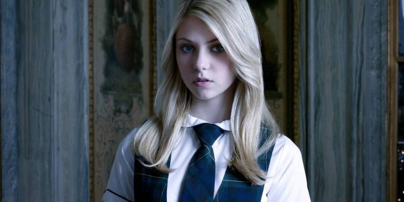 Jenny Humphrey from Gossip Girl standing