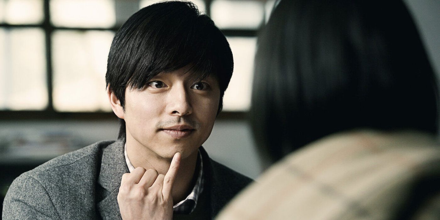 Kang In-ho, played by Gong Yoo holding hand up in Silenced