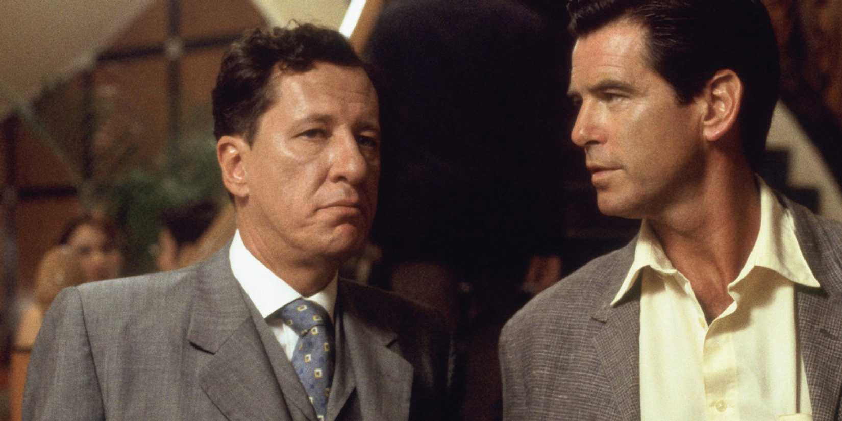 Pierce Brosnan olhando para Geoffrey Rush no alfaiate do Panamá.