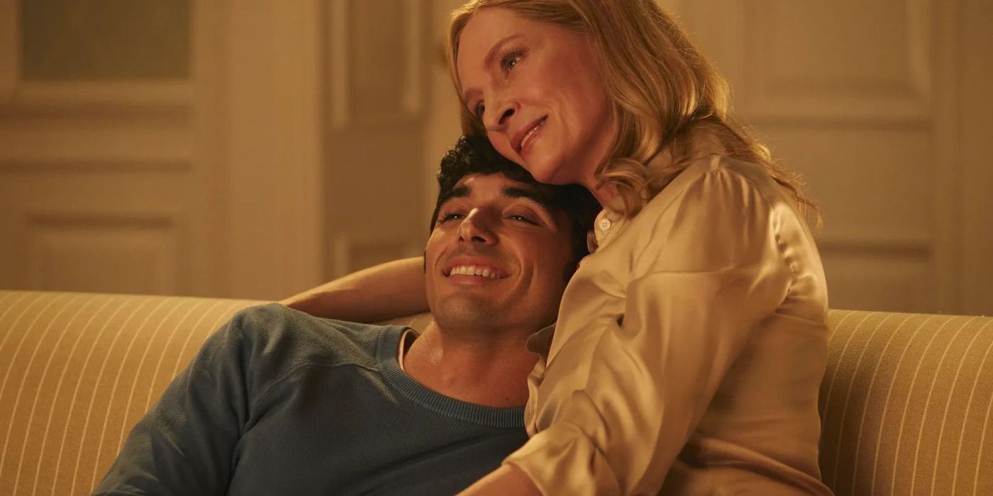 Taylor Zakhar Perez and Uma Thurman as Alex and Ellen Claremont sitting on the couch together in Red, White & Royal Blue