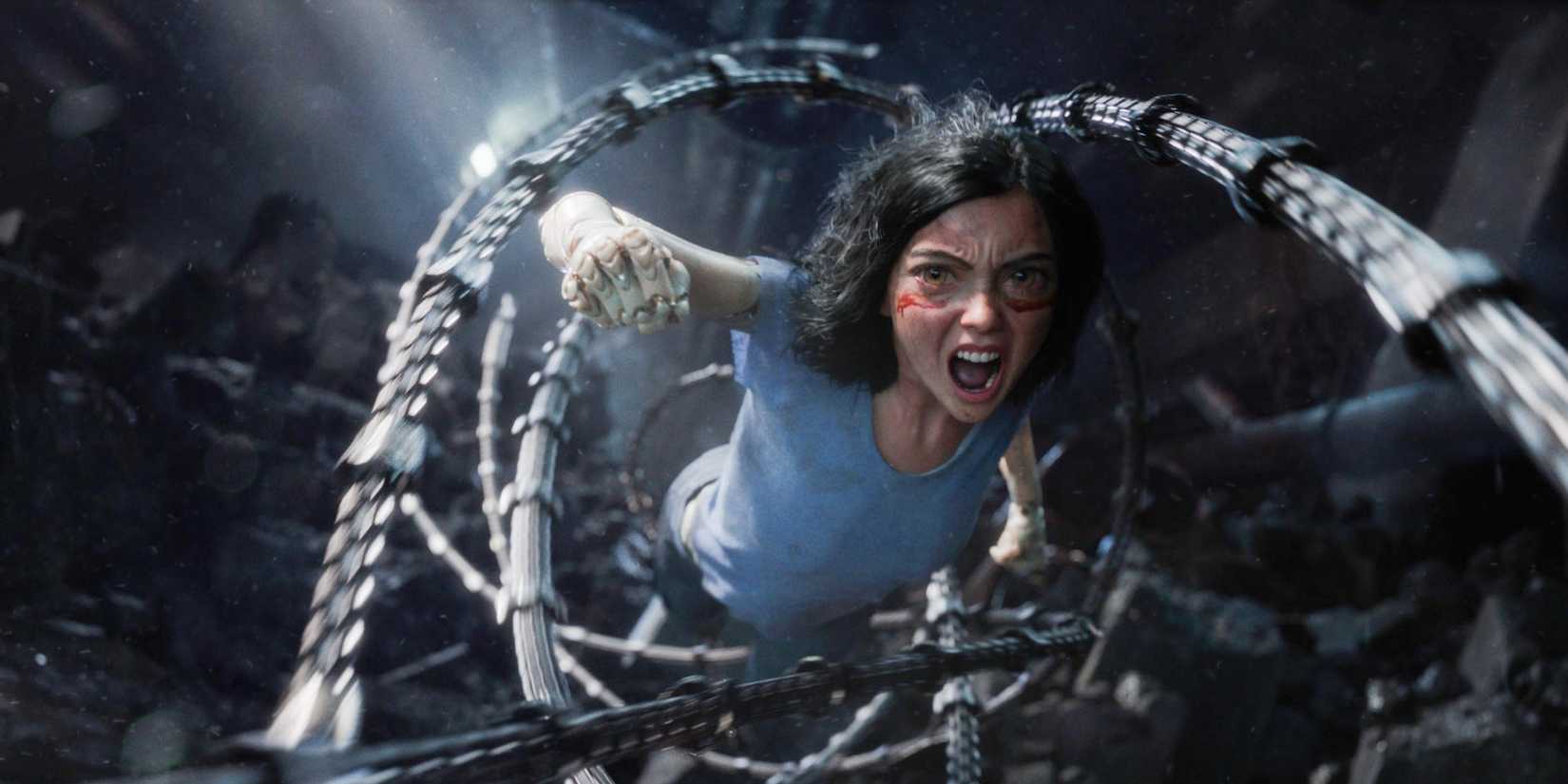 Alita yelling in rage while launching forward surrounded by metal tentacles in Alita: Battle Angel