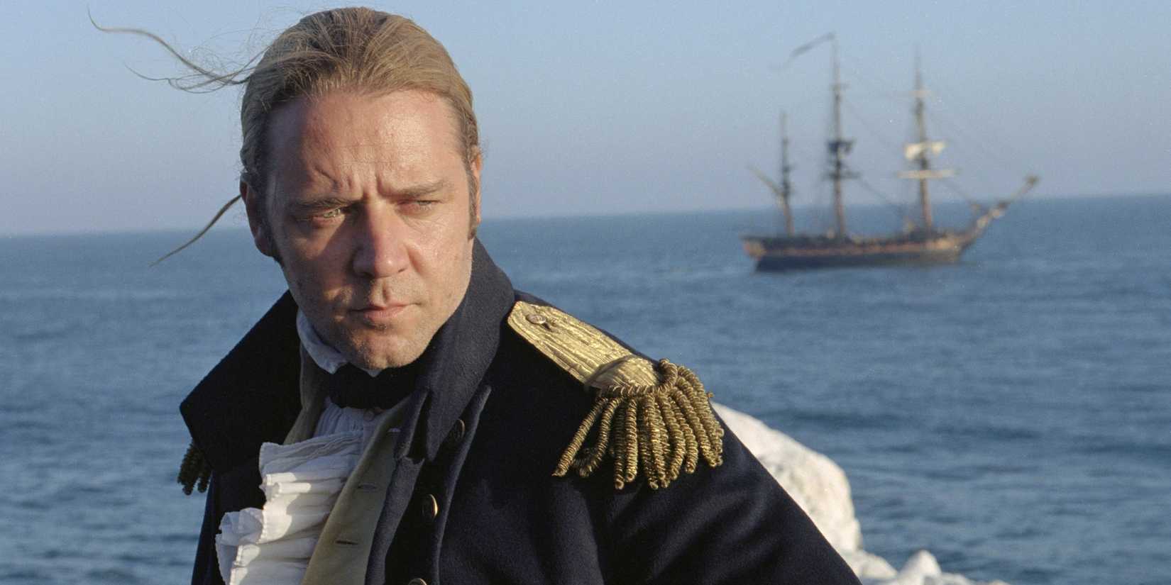 Jack Aubrey on a ship looking to the distance in Master and Commander