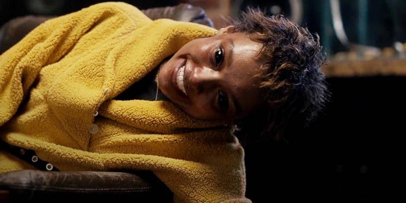 Sophie Wilde as Mia smiling while possessed by a spirit in Talk to Me