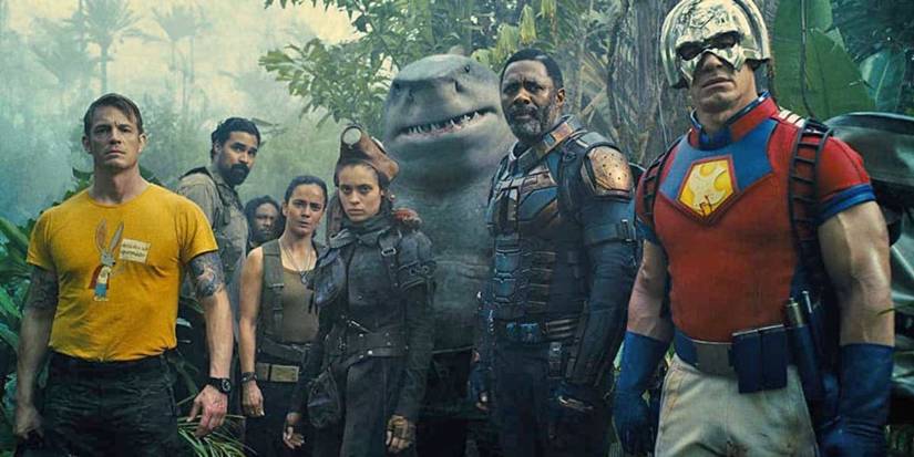 Satgas X berdiri di hutan melihat kamera di The Suicide Squad.