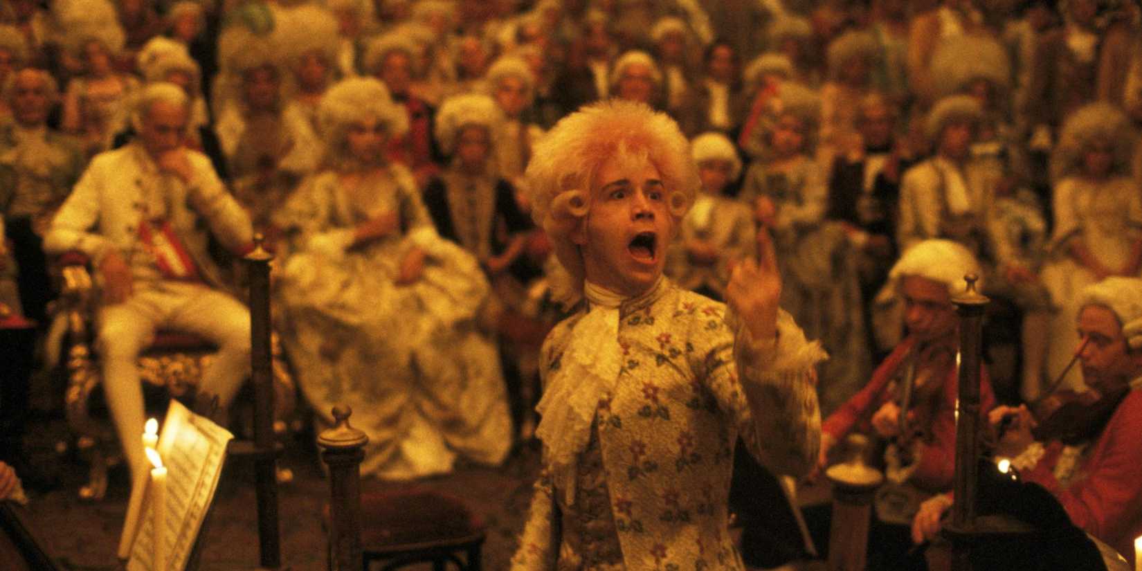 Mozart conduzindo diante de uma grande multidão em Amadeus