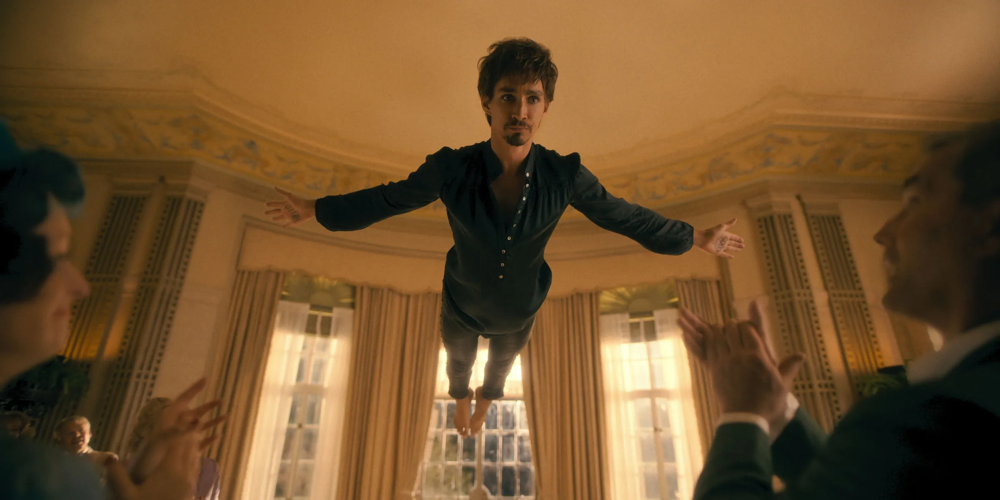 Robert Sheehan as Klaus in Umbrella Academy 