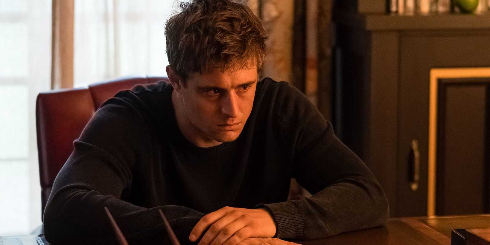 Seorang pria duduk di meja sambil memandang ke arah Condor.