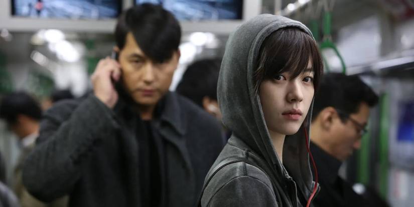 Han Hyo Joo in 'Cold Eyes' (2013) on the subway in a hood 