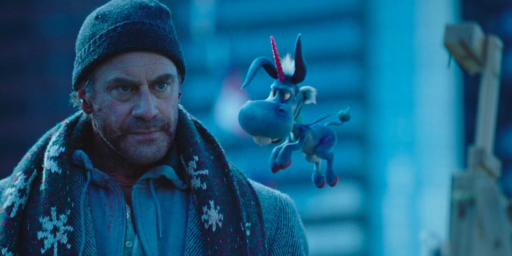 Christopher Meloni sebagai Nick Sax, mantan polisi dan pembunuh bayaran, berjalan sementara seekor unicorn terbang kecil berbicara kepadanya di Happy.