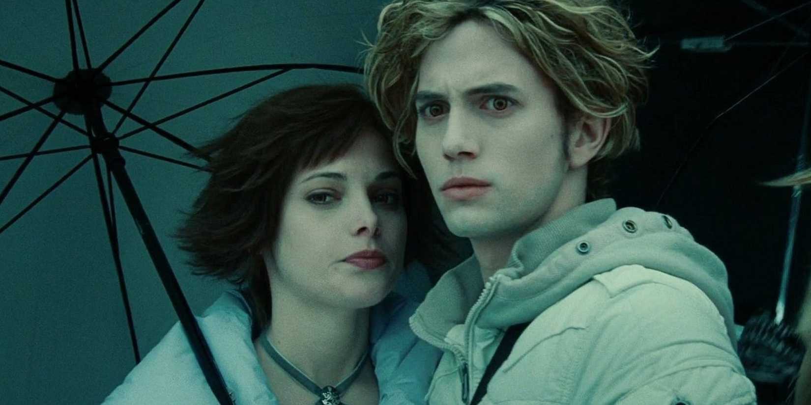 Jasper Hale (Jackson Rathbone) and Alice Cullen (Ashley Greene) under an umbrella in Twilight