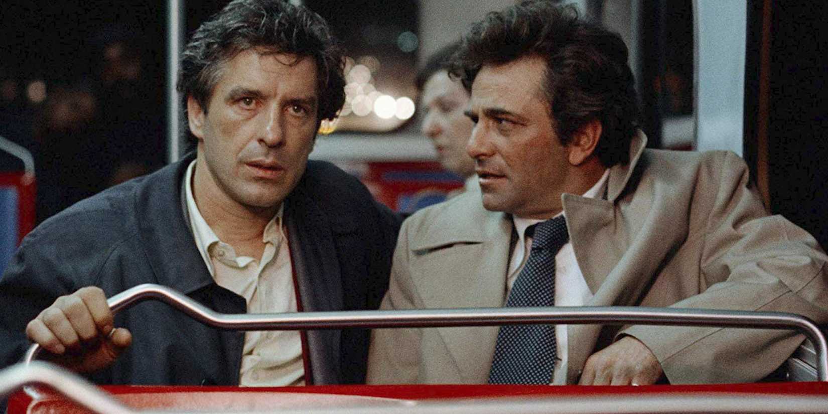 The titular characters sitting on a bus in Mikey and Nicky (1976).
