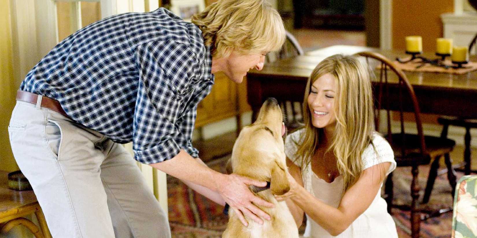 Owen Wilson dan Jennifer Aniston dengan seekor anjing di Marley & Me
