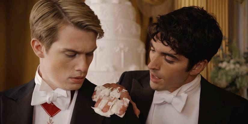 Taylor Zakhar-Perez ve Nicholas Galitzine kırmızı, beyaz ve kraliyet mavisi.